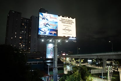 Espectacular de la empresa JCDecaux frente a el edificio Citaltepe.