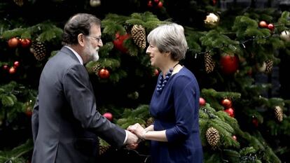 Theresa May saluda a Mariano Rajoy en el 10 Downing Street de Londres. 