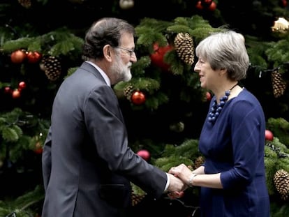 Theresa May saluda a Mariano Rajoy en el 10 Downing Street de Londres. 