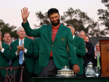 El español Jon Rahm, con la chaqueta verde tras ganar el Masters de Augusta.