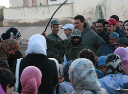 Un miembro de las fuerzas auxiliares marroquíes pone orden de madrugada, blandiendo una porra, entre los porteadores que esperan para acceder a Melilla en la frontera de Beni Enzar. La imagen fue captada con discreción, a fines de noviembre, por la periodista Zoé Deback, del semanario <i>Tel Quel </i><b>de Casablanca. Un mes después, el semanario indicó, citando fuentes de la sociedad civil en Beni Enzar, que dos de los agentes que salen en la foto y otros dos que aparecen en un vídeo colgado en YouTube fueron trasladados por el Ministerio del Interior de Marruecos a otros puestos para que no pudieran cometer nuevos abusos.</b>