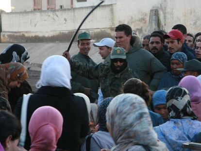 Un miembro de las fuerzas auxiliares marroquíes pone orden de madrugada, blandiendo una porra, entre los porteadores que esperan para acceder a Melilla en la frontera de Beni Enzar. La imagen fue captada con discreción, a fines de noviembre, por la periodista Zoé Deback, del semanario <i>Tel Quel </i><b>de Casablanca. Un mes después, el semanario indicó, citando fuentes de la sociedad civil en Beni Enzar, que dos de los agentes que salen en la foto y otros dos que aparecen en un vídeo colgado en YouTube fueron trasladados por el Ministerio del Interior de Marruecos a otros puestos para que no pudieran cometer nuevos abusos.</b>