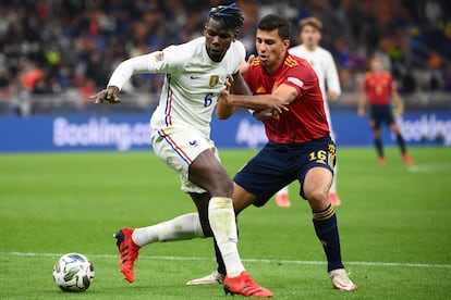 Rodri pelea el balón con Pogba.