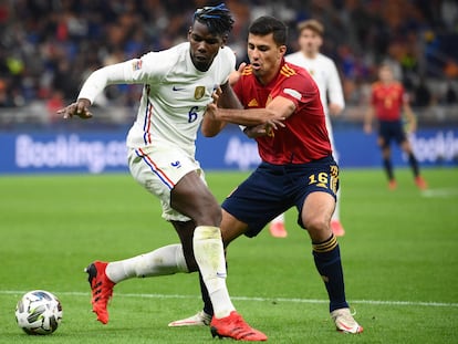 Rodri pelea el balón con Pogba.