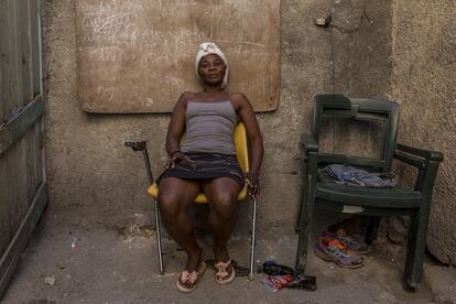 Micheline Pierre, de 49 años, sentada en el porche de su casa. Lleva 14 años viviendo en Jalousie. 
