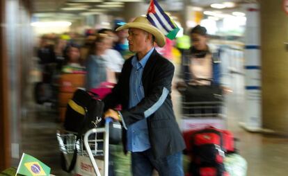 Médicos cubanos que formaban parte del programa "Más Médicos" dejan Brasil por el Aeropuerto Internacional Presidente Juscelino Kubitschek, en Brasilia (Brasil).