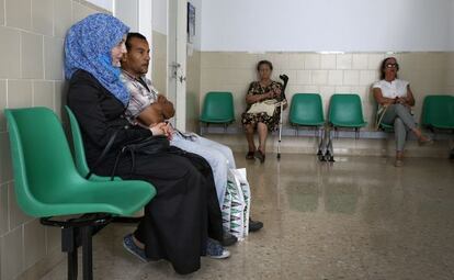 Varios inmigrantes en un Centro de Salud de Valencia el pasado 20 de julio.