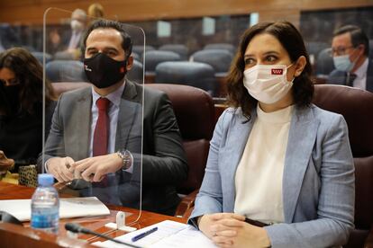 La presidenta de la Comunidad de Madrid, Isabel Díaz Ayuso, y el vicepresidente autonómico, Ignacio Aguado, en el pleno de la Asamblea de Madrid. 