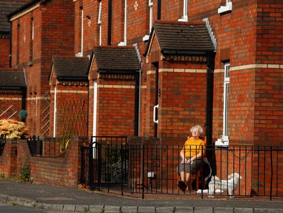 Una mujer disfruta del sol en su confinamiento en Belfast, Irlanda del norte.