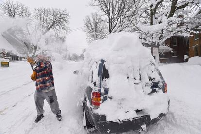 Coche cubierto por la nieve en Pensilvania, uno de los Estados más castigados por el frío, la nieve y el hielo en los últimos compases de 2017.