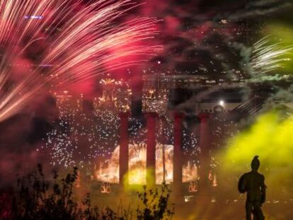 Las cuatro columnas de Puig i Cadafalch, en el Piromusical de La Merc&egrave;.