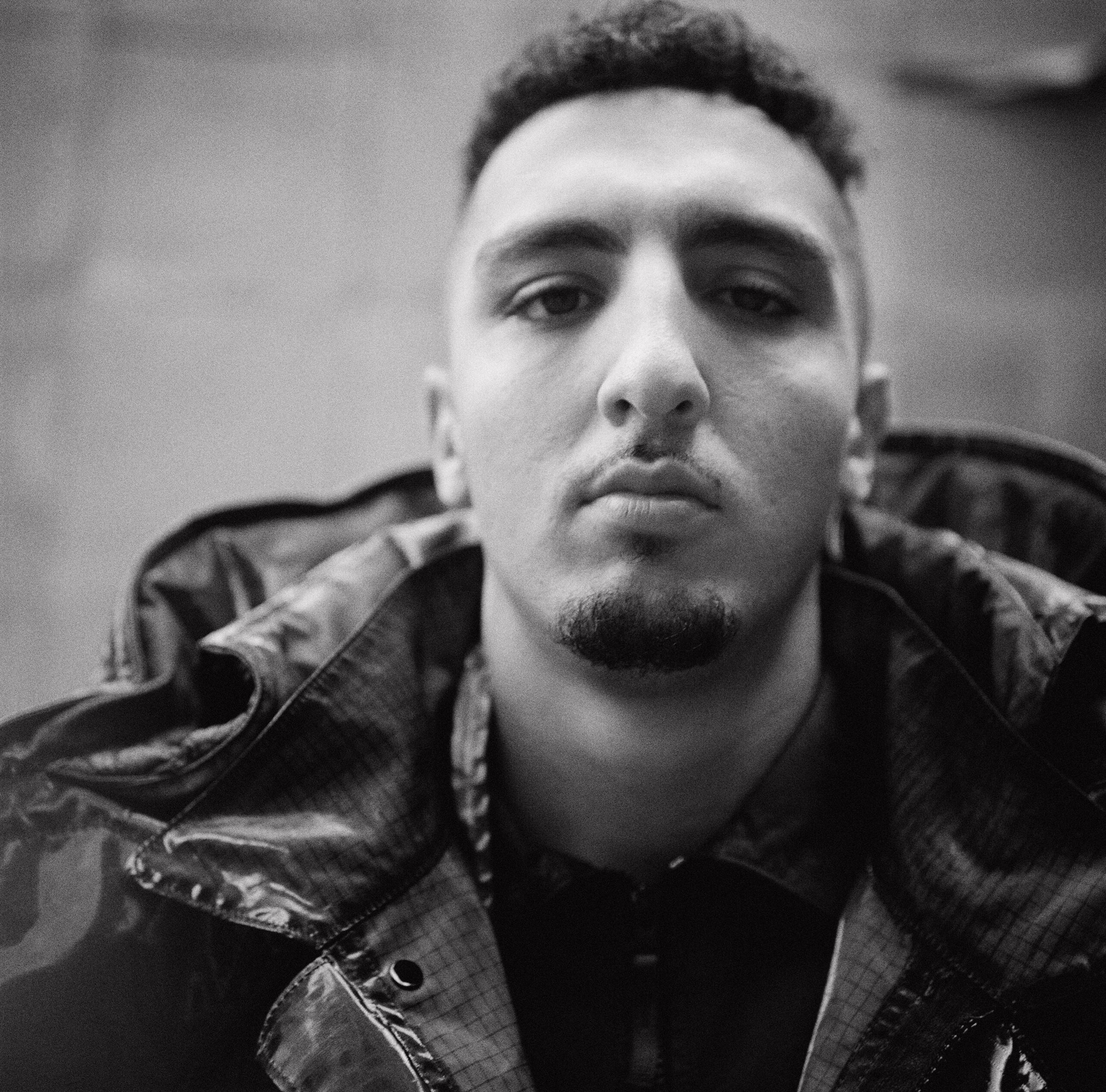 Morad posa en exclusiva para ICON vestido con cazadora Stone Island.