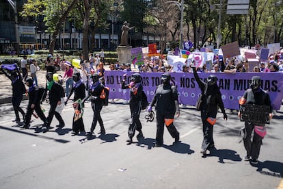 El contingente conocido como bloque negro participo avanzo con los primeros contingentes. 