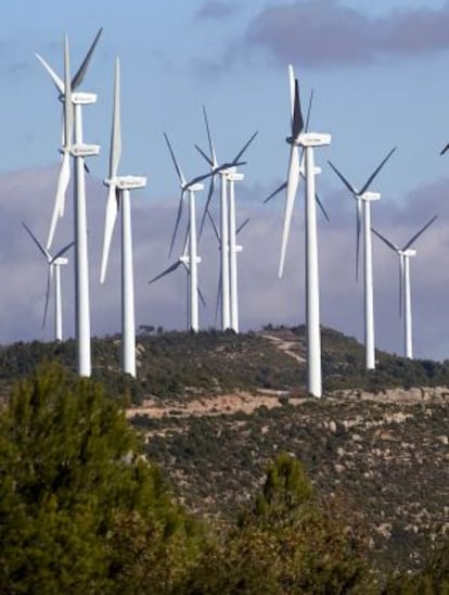 Campo de molinos de viento en Rubi&oacute;.