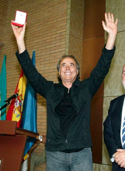 Joan Manuel Serrat ha recibido la medalla de oro de la Universidad de Almería. La institución ha reconocido con su máxima distinción al músico por su labor como "juglar urbano" por haber divulgado la poesía de Alberti, Hernández y Machado. La presencia del cantautor en el campus ha causado un gran revuelo y ha colapsado el auditorio donde se ha desarrollado el acto.