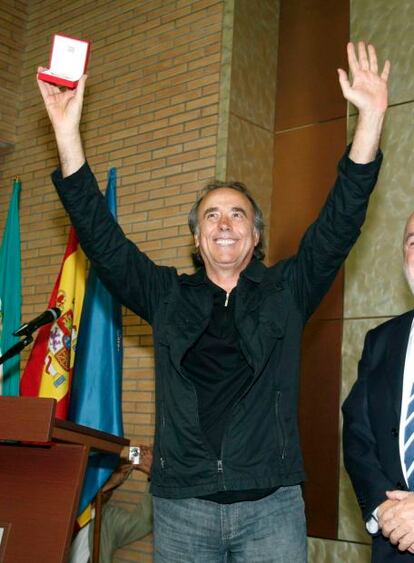 Joan Manuel Serrat ha recibido la medalla de oro de la Universidad de Almera. La institucin ha reconocido con su mxima distincin al msico por su labor como "juglar urbano" por haber divulgado la poesa de Alberti, Hernndez y Machado. La presencia del cantautor en el campus ha causado un gran revuelo y ha colapsado el auditorio donde se ha desarrollado el acto.