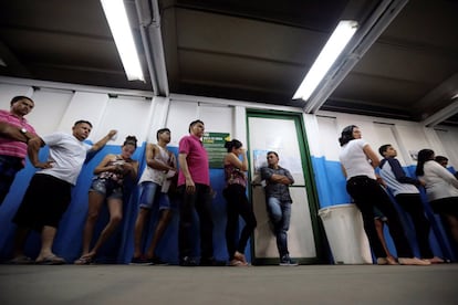 Fila de brasileiros para votar em um colégio eleitoral do Rio de Janeiro.