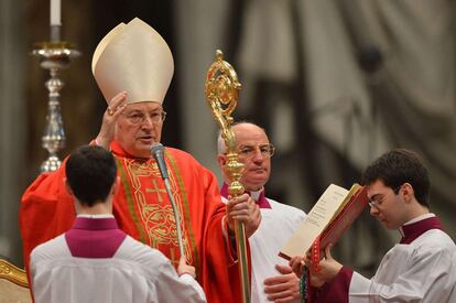 El decano del Colegio Cardenalicio, Angelo Sodano, ofició la misa 'Pro eligendo Pontifice', previa al Cónclave, en la que hizo un llamamiento a la unidad en la Iglesia y pidió a Dios "otro Buen Pastor", de "corazón generoso", que promueva sin cesar la justicia y la paz en el mundo.