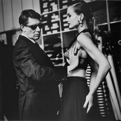 Yves Saint Laurent em seu ateliê junto com uma modelo. Paris, 1991.