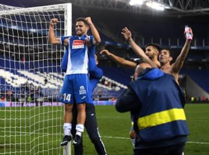 Futbolistas del Espanyol. con Melendo, en primer plano, celebran el triunfo copero ante el Barcelona.