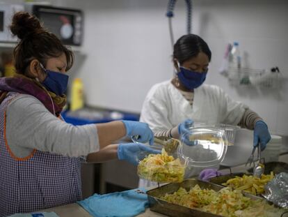 Voluntarios del comedor social San José, en el barrio madrileño de Orcasur, (distrito de Usera) preparan la comida para los más necesitados.