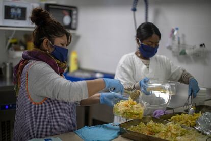 Voluntarios del comedor social San José, en el barrio madrileño de Orcasur, (distrito de Usera) preparan la comida para los más necesitados.