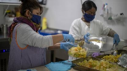 Voluntarios del comedor social San José, en el barrio madrileño de Orcasur, (distrito de Usera) preparan la comida para los más necesitados.