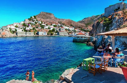 Um dos terraços no porto da ilha de Hydra.