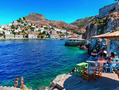 Um dos terraços no porto da ilha de Hydra.