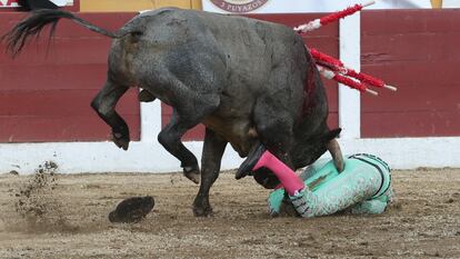 El banderillero José Mora, corneado por el tercer toro de José Escolar.