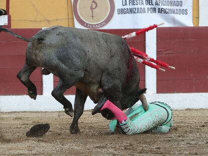 El banderillero José Mora, corneado por el tercer toro de José Escolar.