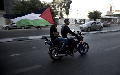 Ciudadanos palestinos recorren las calles de Gaza ondeando la bandera nacional para celebrar la unión entre Al Fatah y Hamás.