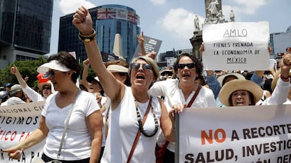 Protesta contra los recortes en salud, en Ciudad de México.