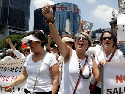 Protesta contra los recortes en salud, en Ciudad de México.