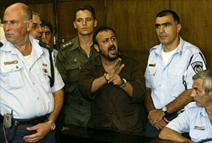 Marwan Barghuthi (centro), rodeado de policías israelíes, entra en la sede del tribunal de Tel Aviv.
