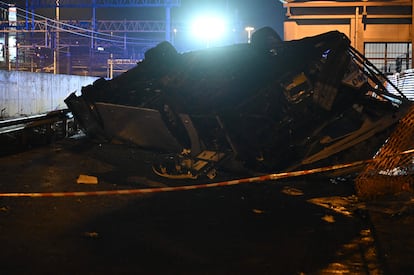 Los restos del autobús tras el accidente, que ha ocurrido en torno a las siete y media de la tarde.