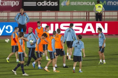 Del Bosque dirige el entrenamiento en Son Moix.