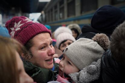 Miles de personas escapan de Kiev a bordo de trenes ante el temor a que entre en la ciudad el ejército ruso. El presidente francés, Emmanuel Macron, ha hablado este jueves con su homólogo ruso, Vladímir Putin, sobre la operación militar en Ucrania. Tras la conversación, Macron cree que "lo peor está por llegar" en ese país.