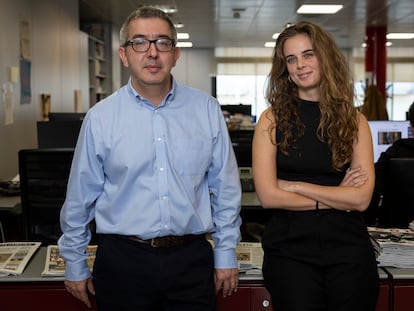 Jordi Amat y Carlota Rubio, nuevos responsables de Babelia (I) y del Quadern (D), en la redacción de EL PAÍS de Barcelona.