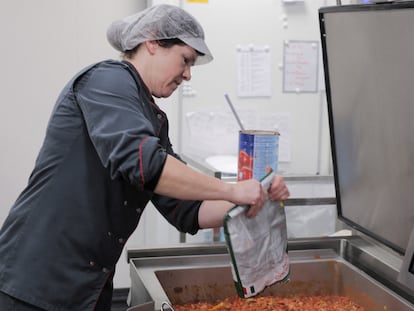 Una empleada del hospital belga AZ Groeninge prepara la comida.