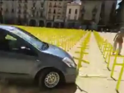 La alcaldesa, que ha colgado el vídeo de la acción, denuncia que se trata de un  atentado contra la libertad de expresión 