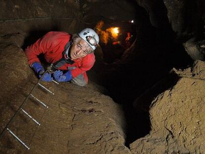 Juan Luis Arsuaga climbs down into the Bone Pit.