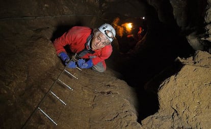 Juan Luis Arsuaga climbs down into the Bone Pit.