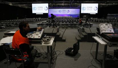 Preparativos en uno de los pabellones del Ifema.