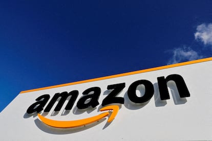 El logo de Amazon en un almacén del grupo en Boves (Francia), en una imagen de archivo.