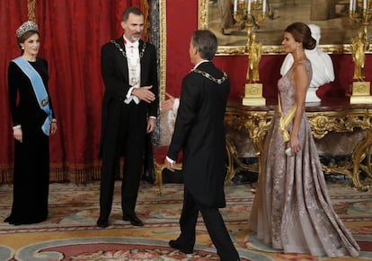 Los reyes Felipe y Letizia saludan al presidente del Argentina, Mauricio Macri y su esposa, Juliana Awada, a su llegada a la cena de gala que los Reyes ofrecen en su honor hoy en el Palacio Real.