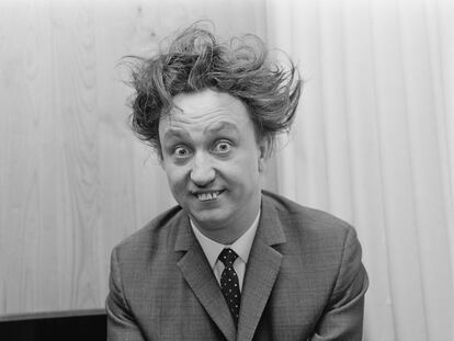 El actor británico Ken Dodd (fotografiado en 1966) convirtió sus dientes imperfectos, resultado de una caída en bicicleta, en una de sus señas de identidad.