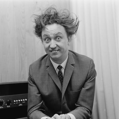 El actor británico Ken Dodd (fotografiado en 1966) convirtió sus dientes imperfectos, resultado de una caída en bicicleta, en una de sus señas de identidad.