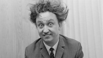 O ator britânico Ken Dodd (retratado em 1966) fez de seus dentes imperfeitos, resultado de uma queda de bicicleta, uma de suas marcas de identidade.