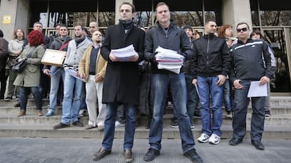 Afectados de la plataforma por las ayudas a la vivienda, este lunes, en Valencia.